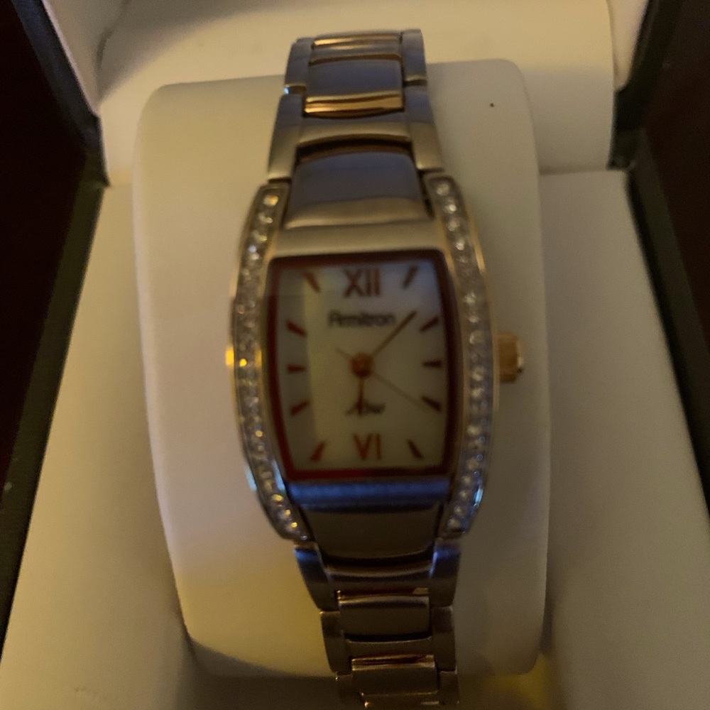 LADIES WATCH - Picture 3 of 6
